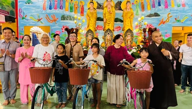 Nhóm Hữu duyên Sài Gòn trao quà, xe đạp cho học sinh