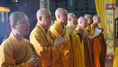 Đại diện chư hành giả an cư tu học tại trường hạ dâng lời tác bạch cầu pháp mùa An cư kiết hạ