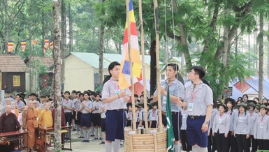 Các em Gia đình Phật tử thượng cờ