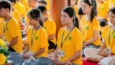 Tu sinh đang thực tập thiền tại khóa tu mùa hè chùa Thiên Trúc
