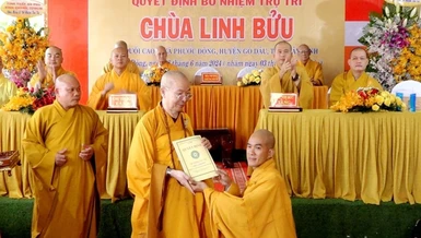 Hòa thượng Thích Niệm Thới trao quyết định bổ nhiệm trụ trì chùa Linh Bửu đến Đại đức Thích Huệ Định