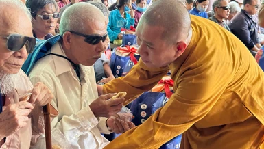 Đại đức Thích Nguyên Thông thăm hỏi, động viên người mù khó khăn