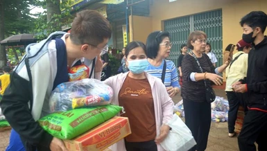  Tặng quà đến người mù có hoàn cảnh khó khăn tại TP.Buôn Ma Thuột