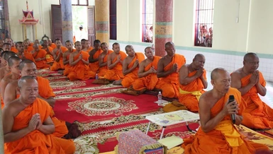 Chư tôn đức giới sư lễ bái Tam bảo