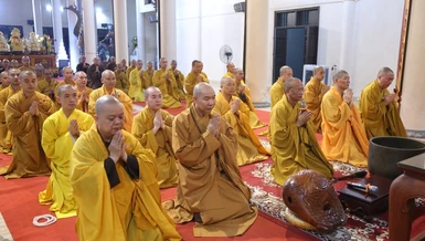 Thực hiện nghi thức niêm hương bạch Phật, lễ Tổ 