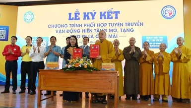  Lễ ký kết phối hợp "Chương trình đăng ký hiến tặng mô, tạng - Cho đi là còn mãi" của Hội Vận động hiến mô, bộ phận cơ thể người Việt Nam và GHPGVN - Ảnh: Phúc Thịnh