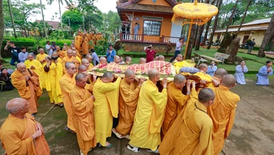 Môn đồ pháp quyến cung thỉnh nhục thân Hòa thượng từ hậu liêu đến Giác linh đường nhập kim quan