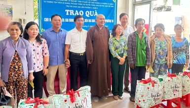 Chùa Vạn Liên phối hợp địa phương tặng quà đến 100 gia đình khó khăn