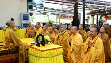 Đại diện hành giả cung thỉnh Hòa thượng Thích Thanh Điện làm ngôi Đường chủ trường hạ