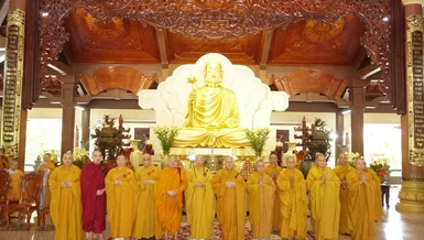 Chư tôn đức tại Ban Thường trực Ban Trị sự tỉnh chụp ảnh lưu niệm tại thiền viện Thường Chiếu