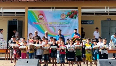 Đạo tràng chùa Thiên Phước, H.Đức Huệ trao quà đến học sinh