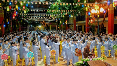 Các tu sinh cung đón chư tôn đức quang lâm chứng minh lễ khai mạc khóa tu tuổi trẻ lần thứ XII
