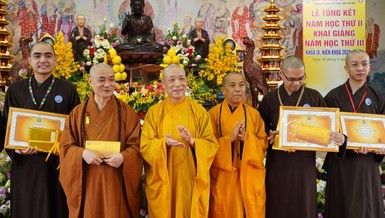 Hòa thượng Thích Bảo Nghiêm và chư tôn đức tặng Giấy khen đến Tăng sinh xuất sắc trong học tập
