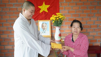 Sư cô An Thảo trao quà mừng tân gia đến đại diện gia đình ông Phạm Trung Hiếu