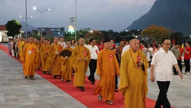 Chư tôn đức và lãnh đạo các cơ quan tỉnh tham dự lễ tưởng niệm tại Nghĩa trang Liệt sỹ Quốc gia Vị Xuyên