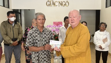 Hòa thượng Thích Duy Trấn trao tiền ủng hộ bệnh nhân có hoàn cảnh khó khăn, tại tòa soạn Báo Giác Ngộ