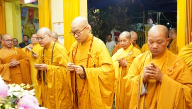 Chư tôn đức Ban Trị sự tỉnh Tiền Giang, TP.Mỹ Tho dâng hương cầu nguyện Giác linh Trưởng lão Hòa thượng