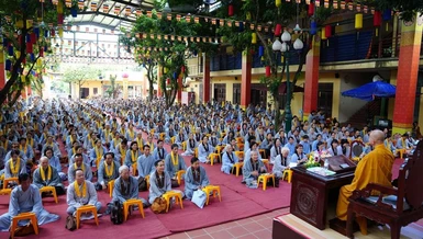 Đạo tràng Pháp Hoa phía Bắc tham gia khóa tu định kỳ tại chùa Bằng