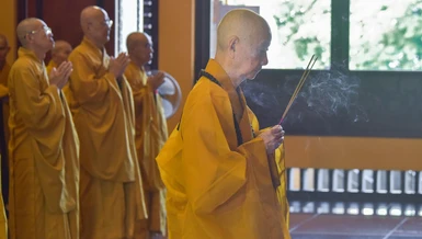 Đức Pháp chủ niêm hương Tam bảo tại chánh điện Việt Nam Quốc Tự - Ảnh: Quảng Đạo/BGN