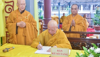 Hòa thượng Thích Lệ Trang, Trưởng ban Nghi lễ T.Ư, Trưởng ban Trị sự GHPGVN TP.HCM viết sổ tang phân ưu cùng Ban Tổ chức Lễ tang, môn đồ pháp quyến - Ảnh: Quảng Đạo/BGN