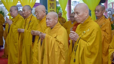 Chư tôn giáo phẩm thắp hương tưởng niệm người pháp lữ đồng hành