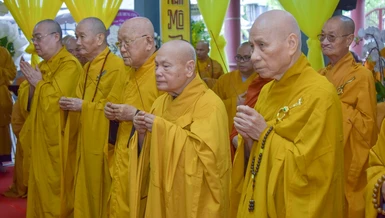 Chư tôn giáo phẩm thắp hương tưởng niệm người pháp lữ đồng hành