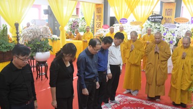 Phái đoàn lãnh đạo Bộ Nội vụ, Ban Tôn giáo Chính phủ mặc niệm trước Giác linh đài Hòa thượng Thích Huệ Trí - Ảnh: Tâm Quý/BGN