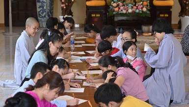 Phật tử về chùa Hải Vân chép kinh nhân ngày vía Đức Quán Thế Âm