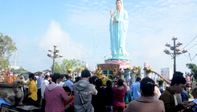 Phật tử cầu nguyện tại Thánh tích Quán Âm Phật Đài - TP.Bạc Liêu