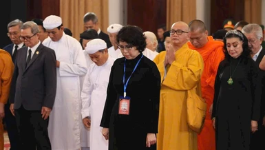 Đoàn Ủy ban T.ƯMTTQVN dành phút mặc niệm tiễn biệt Tổng Bí thư Nguyễn Phú Trọng tại Hội trường Thống nhất - Ảnh: TTXVN