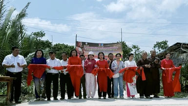 Cắt băng khánh cầy cầu bê-tông A Di Đà Đại Nguyện 24 - Ảnh: L.B