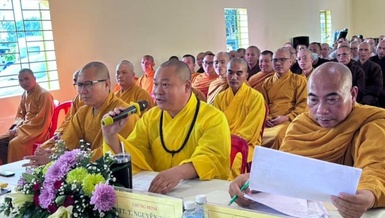 Chư tôn đức đặt câu hỏi phản biện đến thí sinh hội thi diễn giảng, do Ban Trị sự, Ban Hoằng pháp TX.Phú Mỹ tổ chức