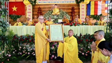 Hòa thượng Thích Châu Quang trao quyết định đến Đại đức Thích Nhuận Hà, tân trụ trì chùa Pháp Hoa