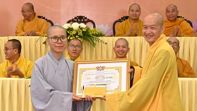  Thượng tọa Thích Chiếu Hiền trao giải nhất đến Sư cô Thích nữ Lạc Ân Dược, trường hạ Ni viện Thiện Hòa