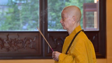 Đức Pháp chủ GHPGVN - Đại lão Hòa thượng Thích Trí Quảng niêm hương bạch Phật tại chánh điện Việt Nam Quốc Tự - Ảnh: Bảo Toàn/BGN