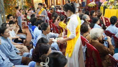 Cài hoa hồng mùa Vu lan - Báo hiếu