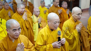 Hòa thượng Thích Bảo Nghiêm dân hương lễ tạ Giác linh Đức Đệ tam Pháp chủ GHPGVN