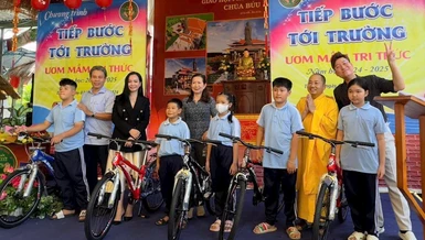 Trao tặng xe đạp đến học sinh lớp học Anh văn miễn phí tại chùa Bửu Lâm