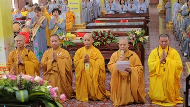 Đại diện Ban Tổ chức khánh tuế chư tôn giáo phẩm chứng minh sau ba tháng An cư kiết hạ