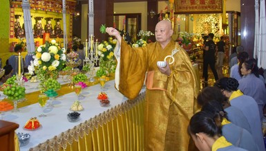 Hòa thượng Thích Lệ Trang sái tịnh đàn tràng Vu lan tại Việt Nam Quốc Tự