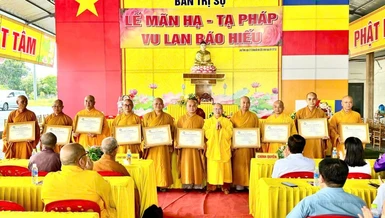 Ban Trị sự GHPGVN H.Long Thành trao Bằng tuyên dương công đức đến chư hành giả
