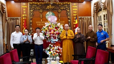 ông Nguyễn Chí Đoàn, Phó Giám đốc Sở Nội vụ TP.Hà Nội tặng hoa chúc mừng Lễ Vu lan đến Trưởng lão Hòa thượng Thích Thanh Nhiễu