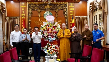 ông Nguyễn Chí Đoàn, Phó Giám đốc Sở Nội vụ TP.Hà Nội tặng hoa chúc mừng Lễ Vu lan đến Trưởng lão Hòa thượng Thích Thanh Nhiễu