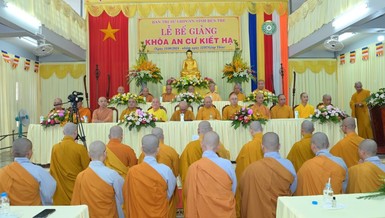 Đại diện hành giả Tăng Ni dâng lời tác bạch tri ân, khánh tuế chư tôn giáo phẩm tăng thêm hạ lạp