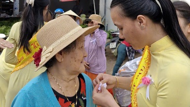 Dù cài hoa hồng trắng nhưng cụ cũng cảm thấy ấm lòng khi được các bạn Phật tử quan tâm trong mùa Vu lan này