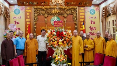 Trung tướng Phạm Ngọc Việt tặng hoa chúc mừng chư tôn đức GHPGVN nhân mùa Vu lan