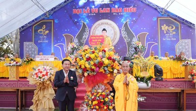 Ông Nguyễn Ngọc Khoa, Trưởng ban Pháp chế HĐND tỉnh tặng hoa chúc mừng của Thường trực HĐND tỉnh Đắk Nông đến Thượng tọa Thích Quảng Hiền