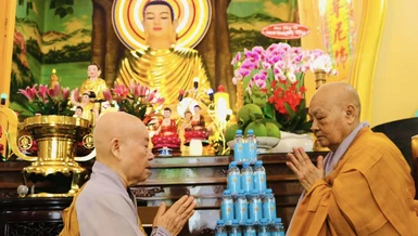 Ni trưởng Thích nữ Tịnh Nguyện và Ni trưởng Thích nữ Như Xuân tác pháp Tự tứ