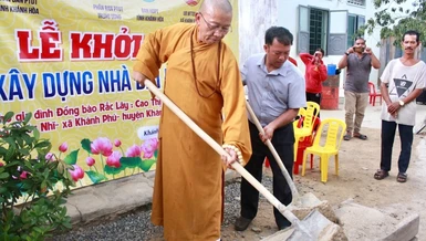 Thực hiện nghi thức khởi công xây dựng nhà đại đoàn kết