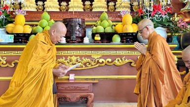 Nhị vị Hòa thượng tác pháp Tự tứ tại chánh điện trường hạ chùa Liên Trì